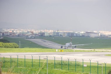 Lizbon Humberto Delgado Havaalanı 'nda geniş gövdeli yolcu uçağı piste iniyor.