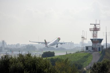 Lizbon Humberto Delgado havaalanından kalkan Portekiz uçağına dokunun. Kontrol kulesi ön planda.