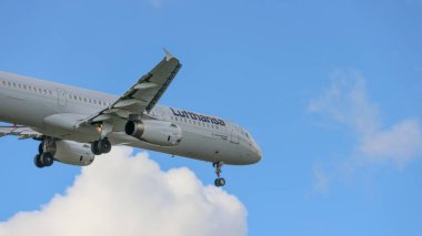 Lufthansa ticari uçağı Lizbon Humberto Delgado uluslararası havaalanına iniyor.