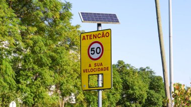 50 kmh 'lik bir güneş paneli tarafından desteklenen elektronik hız limiti tabelası, kentsel bir ortamda sürdürülebilir trafik yönetimini teşvik ediyor
