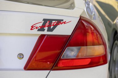 Beyaz Mitsubishi Evrim IV 'ün kırmızı arka lambası.