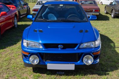 Mavi subaru impreza wrx sti versiyon 5 tip r bir araba sergisi sırasında çimlerin üzerine park
