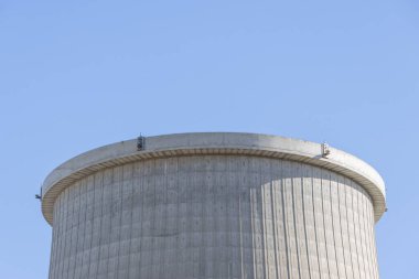 Portekiz 'de berrak mavi gökyüzüne karşı duran Ribatejo termoelektrik santralinin soğutucu kulesi