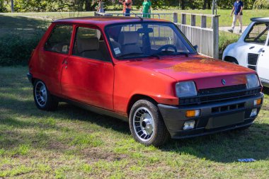 Klasik kırmızı renault 5 alp turbo. Sunny Vintage araba sergisi sırasında çimlerin üzerine park edilmiş.