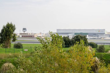 Kontrol kulesiyle Lizbon Humberto Delgado Havaalanı, Portekiz bakım hangarı ve uçağının kalkış görüntüsü