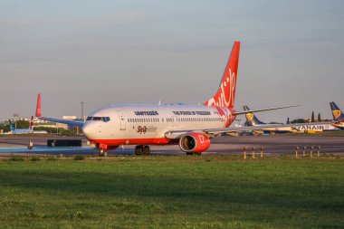 Skyup Havayolları Boeing 737. Lizbon Humberto Delgado Uluslararası Havaalanı pistinde taksicilik yapıyor.