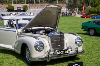 Parlak beyaz Mercedes Benz 300 'ler w188 coupe açık kapüşonlu, prestijli klasik araba sergisinde motoru sergileniyor.