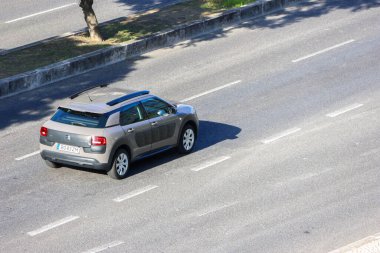 Modern kompakt Citroen C4 kaktüsü güneşli bir günde çok şeritli bir otoyolda sürüyor.