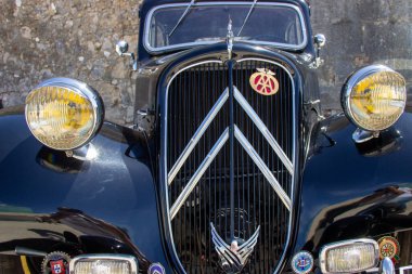 Citroen çekiciliği parlak ızgarasını ve sarı farlarını gösteriyor.