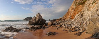 Çarpışan dalgalar adraga sahilinin kayalıklarına çarpıyor, sintra, Portekiz