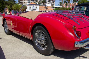 Klasik Red MG. Bir araba fuarında park etmiş bir roadster. Arka tasarımını sergiliyor.