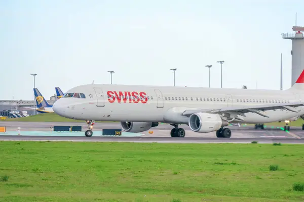 İsviçreli uluslararası havayolu Airbus a321 Lizbon Humberto Delgado Havaalanı pistinde taksicilik yapıyor.