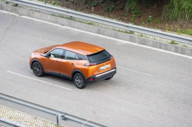 Modern turuncu peugeot 2008 otoyolda hızlı gidiyor