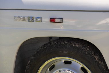 Logoyu, işaret lambasını ve tekerlek ve tekerleğin bir kısmını gösteren vintage renault 8 'in ayrıntıları.