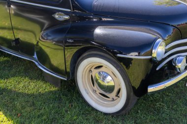 Klasik Renault 4cv ön tekerlek, çamurluk ve krom detaylarını gösteriyor.