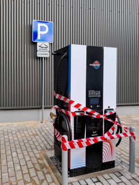 Galp elektrik şarj istasyonu, uyarı bandıyla kordon altına alındı, bu da serviste geçici bir kesinti, bakım veya işlemde bir gecikme olduğunu gösteriyor.