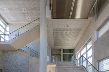 Castanheira 'nın modern minimalist mimarisi merdiven, metal sütunlar ve geometrik tavana sahip ribatejo tren istasyonu yapıyor.