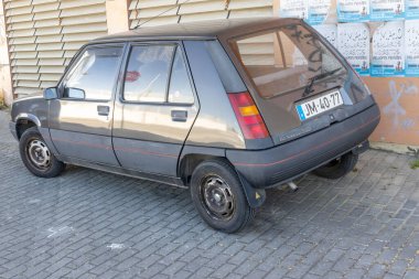 Eski Renault 5 GTL kaldırım taşı sokağına park etmiş, yaşını gösteriyor ve yıpranmış.