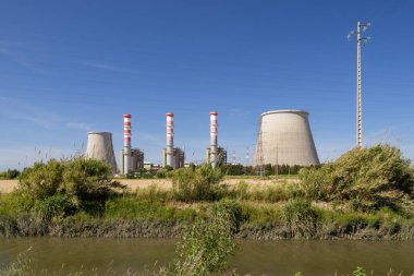 Ribatejo enerji santrali samora correia, Portekiz 'de mavi gökyüzünün altında soğutma kuleleri ve bacaları olan elektrik üretiyor.