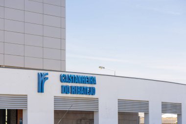 CP logosuna sahip modern Castanheira do ribatejo tren istasyonu, açık mavi gökyüzü altında, Portekiz komboios tarafından işletiliyor.