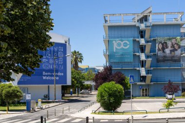 Lizbon, Portekiz Üniversitesi 'nin bilim fakültesi yüzüncü yılını renkli afişler ve hoş geldin öğrencileriyle kutlayarak ayakta duruyor.