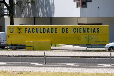 Yazı fakültesi olan sarı duvar - Bilim Fakültesi - Lisbon Üniversitesi, Portekiz