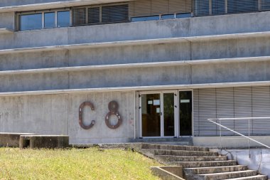 Lisbon Üniversitesi Bilim Fakültesi 'nde C8 binasında modern mimari ve beton yapı sergilenmektedir.