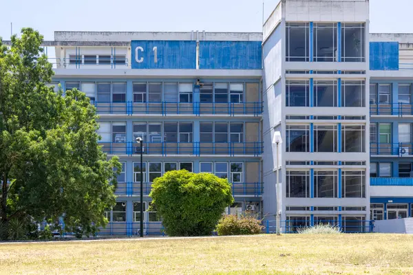 Portekiz 'deki Lizbon Üniversitesi Bilim Fakültesi' nin modern mimarisi, mavi ve beyaz cepheli.