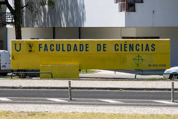 Yazı fakültesi olan sarı duvar - Bilim Fakültesi - Lisbon Üniversitesi, Portekiz
