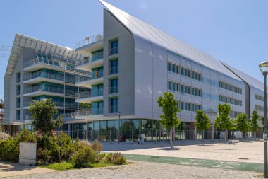 braco de prata, Lizbon, Portekiz 'deki yeni binaların modern mimarisi, parlak tasarım ve sürdürülebilir elementler içerir.