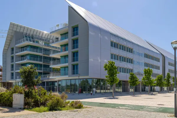 braco de prata, Lizbon, Portekiz 'deki yeni binaların modern mimarisi, parlak tasarım ve sürdürülebilir elementler içerir.