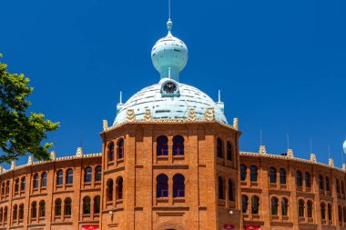 Campo pequeno arenası, kendine özgü kubbesi ve kırmızı tuğla cephesi ile Lizbon, Portekiz 'deki neo moorish mimarisinin önemli bir örneği.