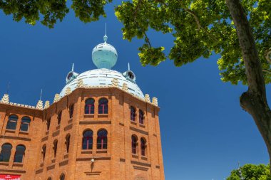 Campo pequeno arenası, kendine özgü kubbesi ve kırmızı tuğla cephesi ile Lizbon 'daki Neo Moorish mimarisinin bir simgesi.