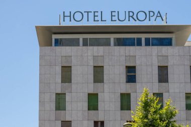 Hotel 3k europa, Lizbon, Portekiz 'de modern mimarisini sergileyen açık mavi gökyüzüne karşı dimdik ayakta duruyor.