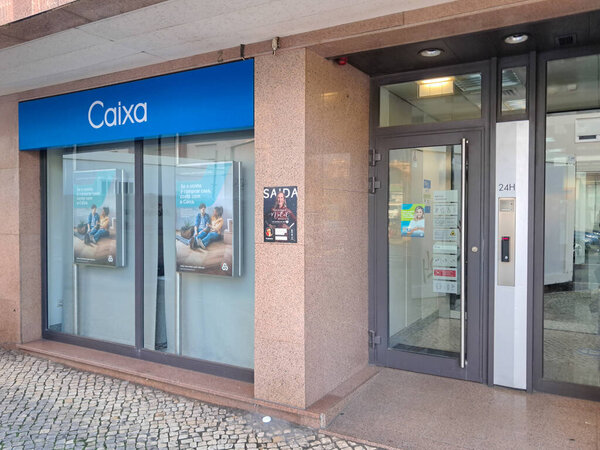 Современное стекло и металлический вход в отделение банка Caixa geral de depositos, расположенное в Лиссабоне, Португалия, приглашая клиентов к финансовым услугам