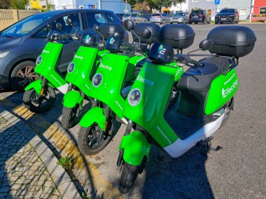 Park halindeki elektrikli scooterlar, kentsel bir ortamda uygun ve çevre dostu bir ulaşım çözümü sunuyor