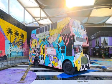 Canlı, artistik çift katlı otobüs Ubbo alışveriş merkezinin merkez meydanına park edilmiş, Lizbon, Portekiz, renkli graffiti ve tasarımlar sergileniyor.