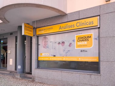 Joaquim Chaves 'in mağaza önü saude laboratuvarı tıbbi analiz hizmetleri sergileniyor ve Lizbon, Portekiz' de sağlık hizmetleri teşvik ediliyor