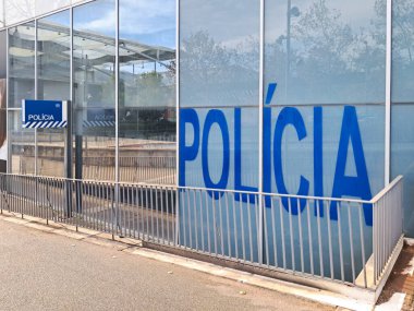 Portekiz 'deki kamu güvenliği karakolunu işaret eden polis imzası, güvenlik ve kolluk kuvvetlerinin desteklenmesi
