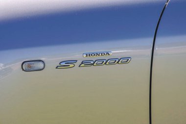 Gümüş renkli Honda s2000 'i kapat, arabanın gövdesindeki simge ve s2000 amblemi vurgula.