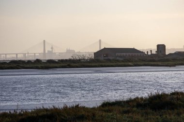 Sisli bir sabahta Portekiz, Lizbon 'daki tagus nehri boyunca uzanan Vasco da gama köprüsü.