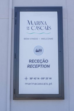 Marina de Cascais resepsiyonunun önünde imzalayın. Hem Portekizce hem de İngilizce ziyaretçileri karşılayın.