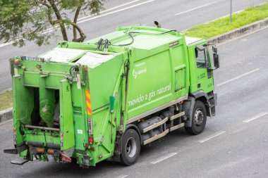 Şehirde çöp toplayan yeşil çöp kamyonu, sürdürülebilir atık yönetimini teşvik ediyor