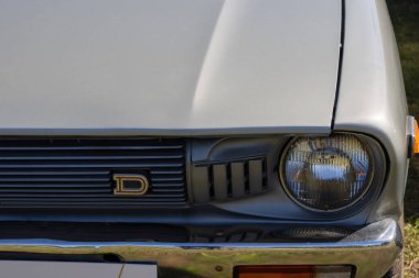 Klasik datsun 1200 ön ızgara ve far, otomotiv tarihi ve tasarımı yansıtıyor