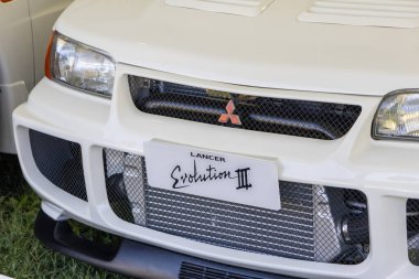 Beyaz Mitsubishi Lancer III 'ün önünü kapatın. Tampon, ızgara ve ikonik logoyu vurgulayın.