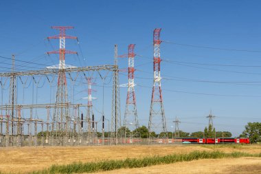 Carregado, Portekiz yakınlarındaki Ribatejo Ren Kesme İstasyonu 'ndaki elektrik direkleri ve elektrik hatları.