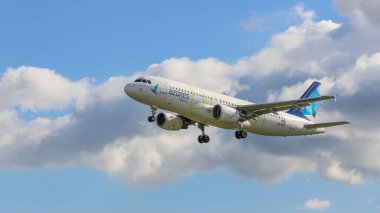 Azores Airbus a320 Humberto delgado havaalanından havalandıktan sonra yükseliyor, Lizbon, Portekiz