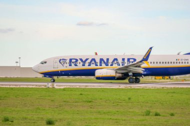 Ryanair Boeing 737 88. uçak Lizbon Humberto Delgado havaalanında taksicilik yapıyor.