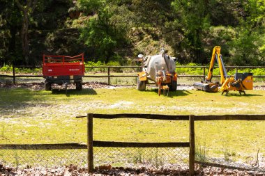 Tapada nacional de mafra, Portekiz 'de park etmiş tarım makineleri, traktör römorku, su tankı ve çim biçme makinesi de dahil.