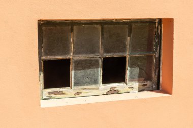 Tapada nacional de mafra 'daki kırık camlar eski binanın bozulduğunu ve ihmal edildiğini gösteriyor.